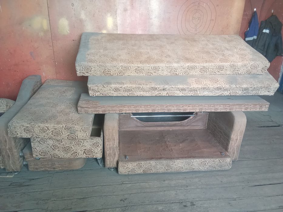Продам Диван весь в пыли