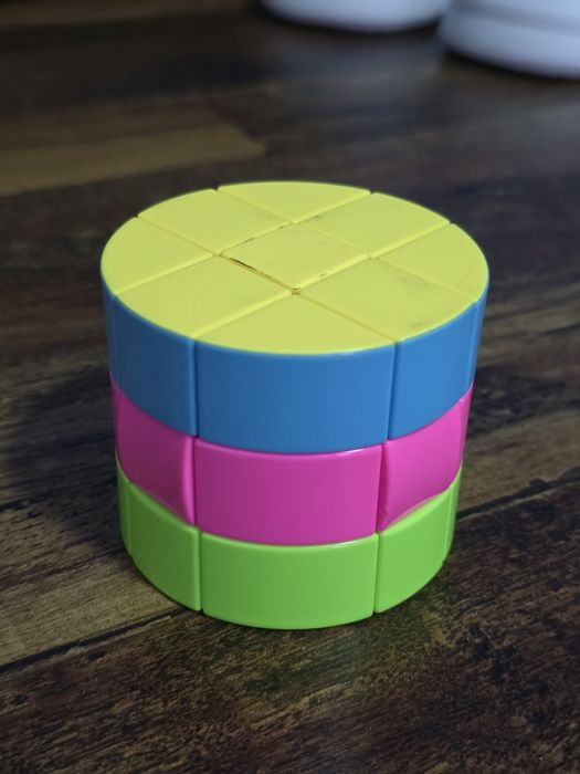 Комплект разных видов кубика рубика.