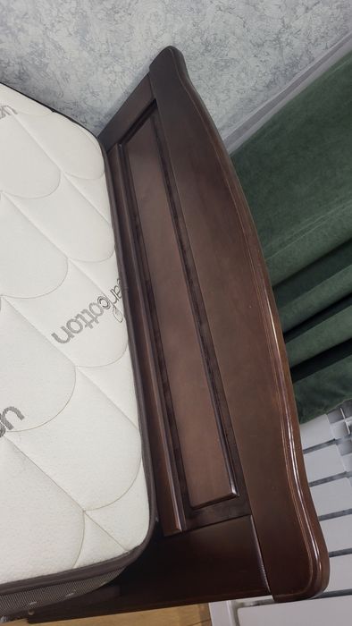 Кровать из дубового дерева