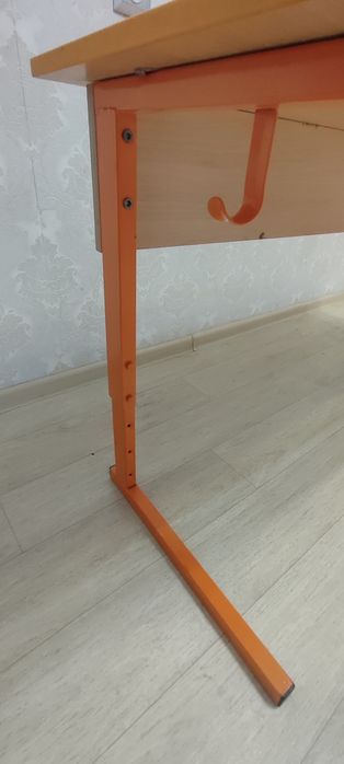 Продается стол ученический