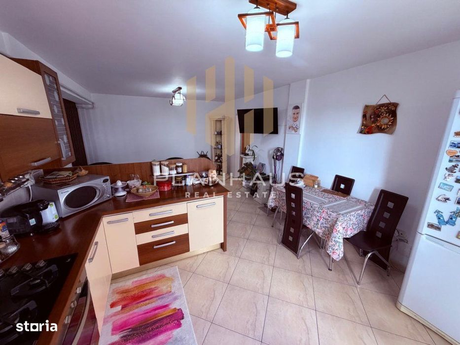 Apartament de vânzare 3 camere, 74 mp, loc de parcare inclus Constanti — fotografia 2