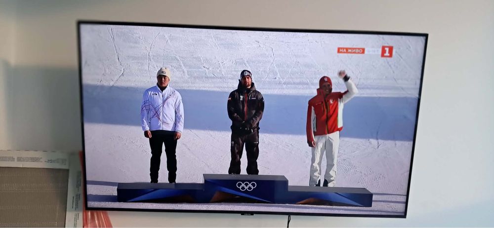 Samsung 50” 4K Smart TV + стойка за стена