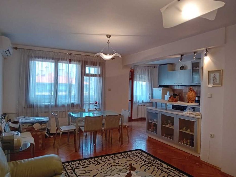 Дава се под наем Тристаен апартамент в София, Банишора - 130 кв.м за 700 € - Снимка #3