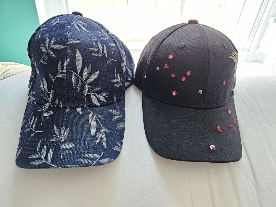 Шапки с козирка 2 бр.