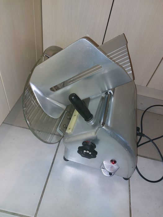 Немска колбасорезачка АDE/ 25 см нож
Работи перфектно, супер запазено