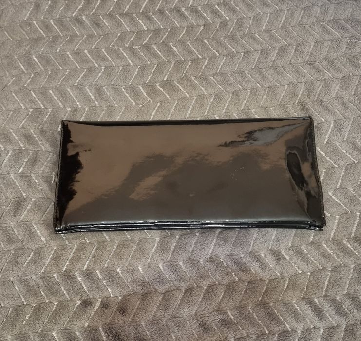 Лачена дамска чанта, тип плик