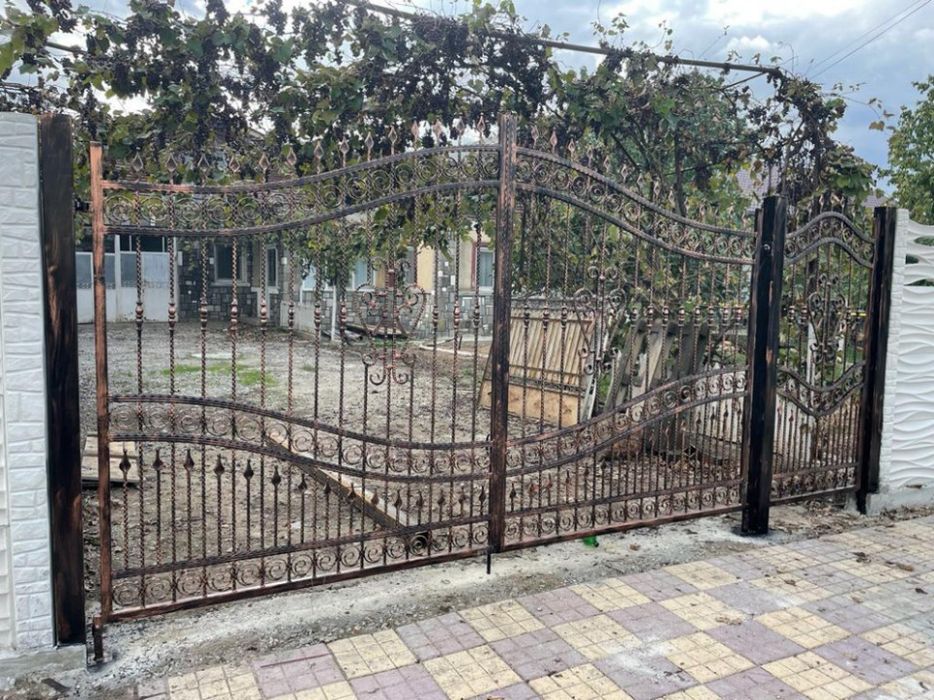 Vând garduri din fier forjat și porți