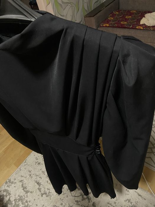 Черное платье, с акцентом на талию