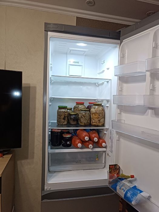 Холодильник Ariston HTD5200S No frost