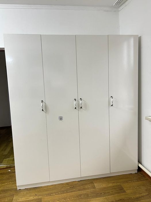 Белый шкаф для одежды