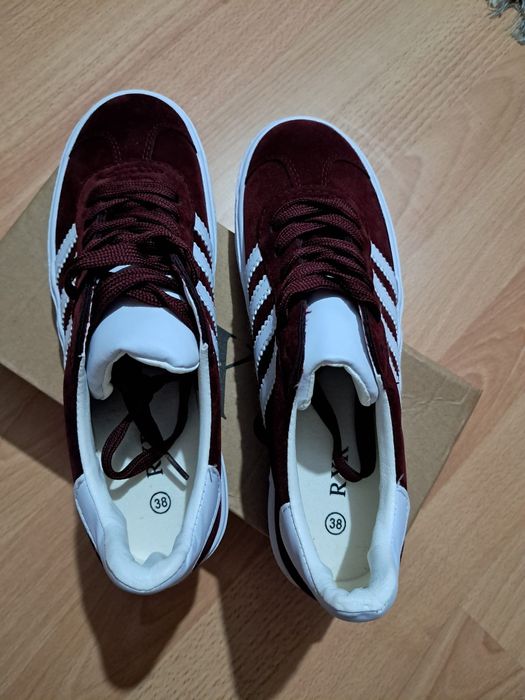 Adidași albi-visini piele întoarsă