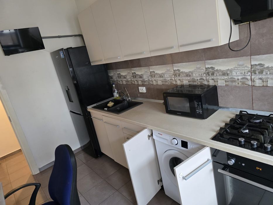 Inchiriez apartament cu 3 camere +loc de parcare inclus