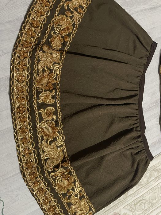 Costum popular cu fir metalic  auriu