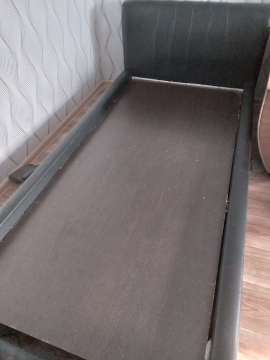 Отдам даром кровать без матраса.