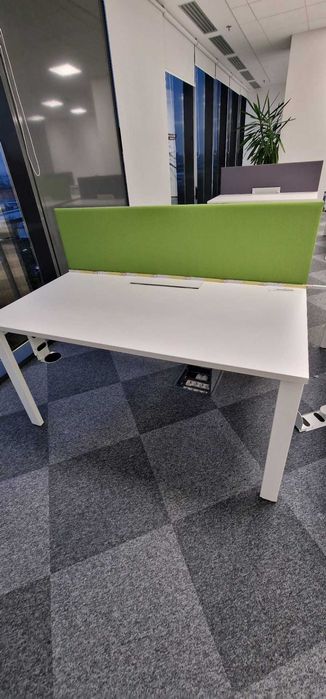 Birou operational cu picioare metalice