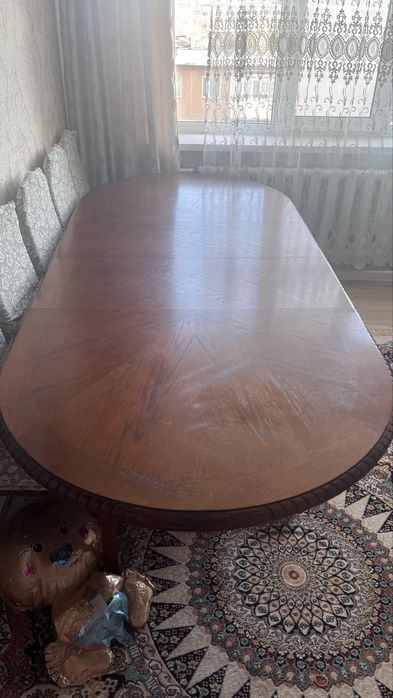 Стол деревянный.