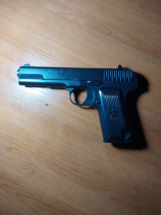 Железный игрушечный пистолет