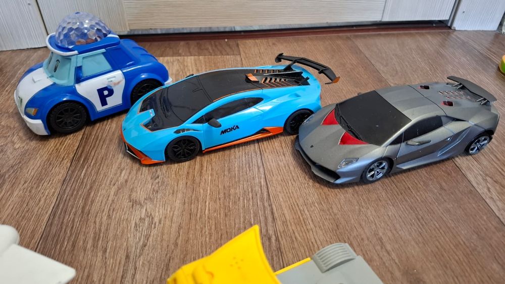 Игрушки пакетом: машинки и другие.