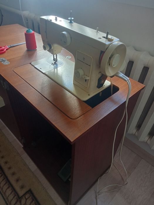 Продам швейную машинку