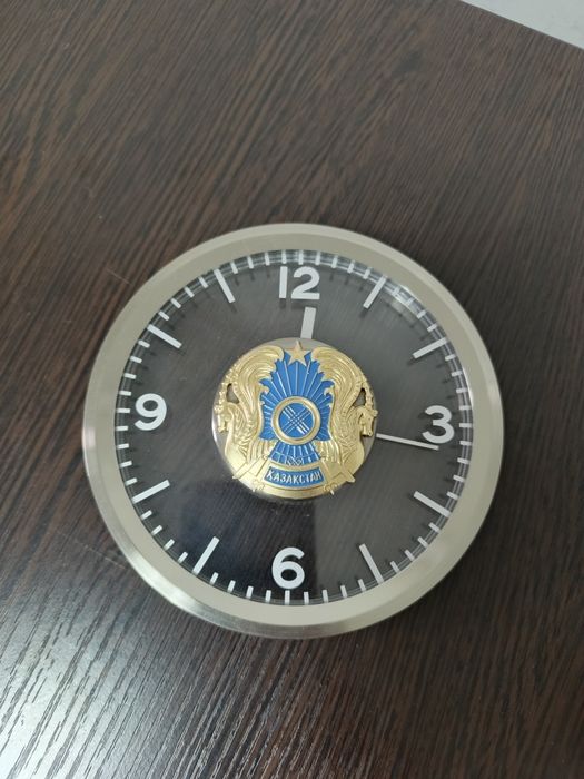 Часы с гербом Республики