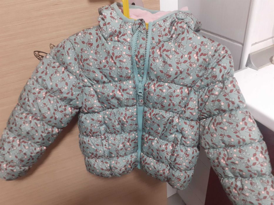 Vand geaca noua, fete 4-5 ani, cu gluga, doua modele diferite, 20 lei
