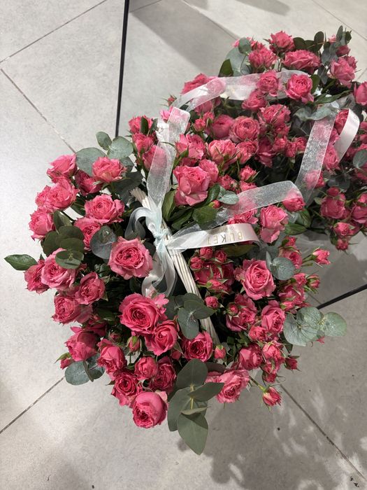 Корзинка из кустовых роз