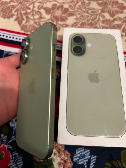 Продавам iPhone 17 256GB Зелен – Като чисто нов, 100% батерия, с кутия и гаранция