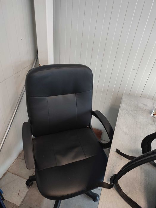 Удобен масивен офис стол