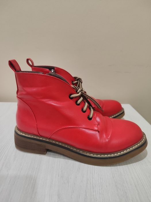Красные ботинки б/у