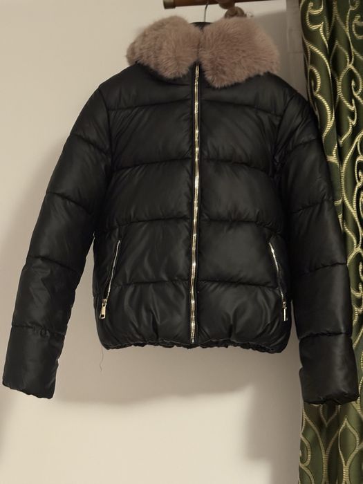 Geaca dama scurta neagra  cu gluga si blana detasabila