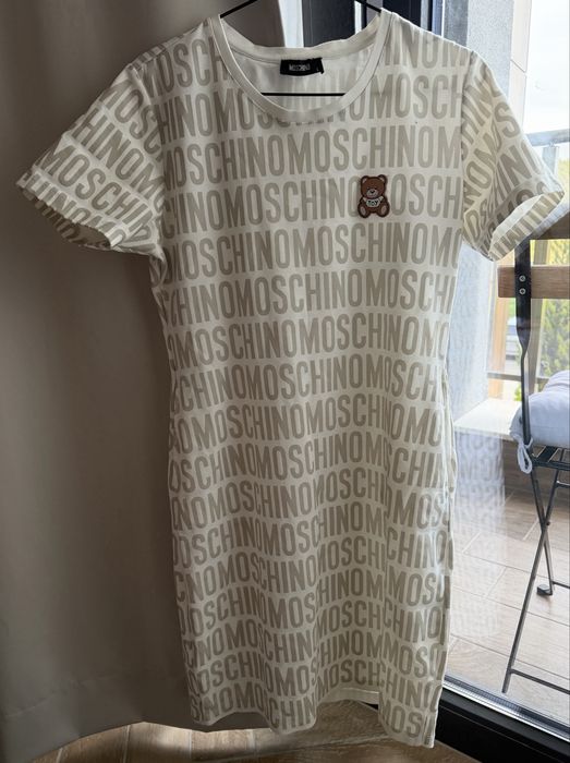 Рокля MOSCHINO с къс ръкав