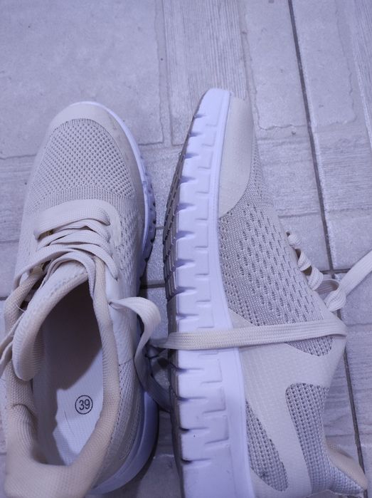 Кроссовки бежевые