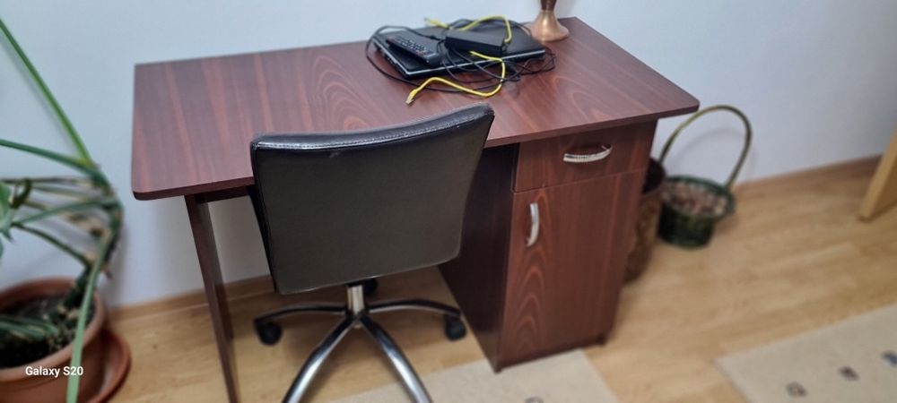 De vânzare birou +scaun de pile