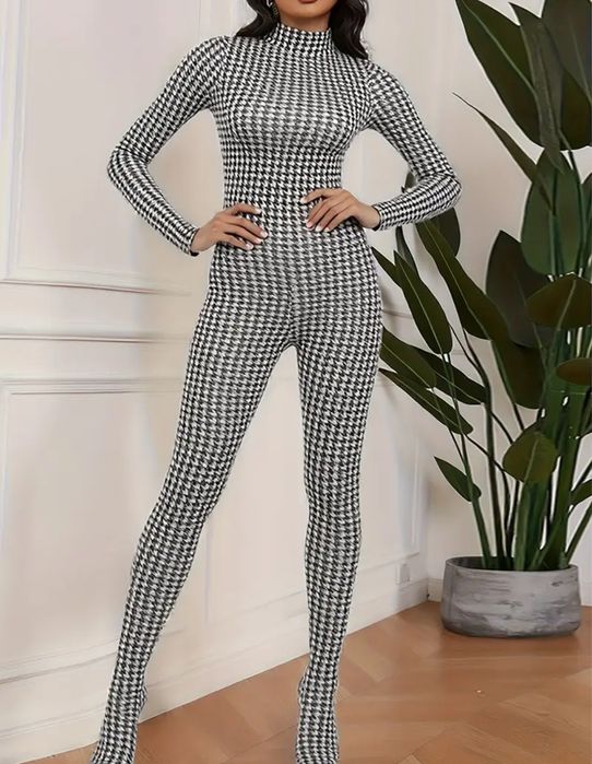 Дамски дрехи в десен пепит