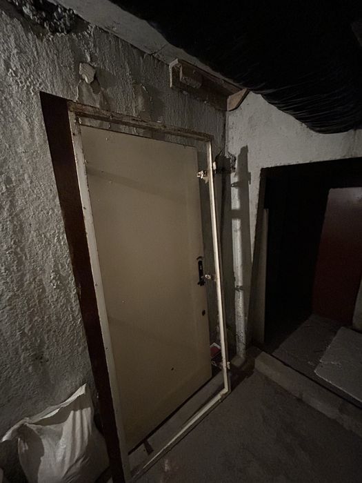 Продавам използвана метална врата