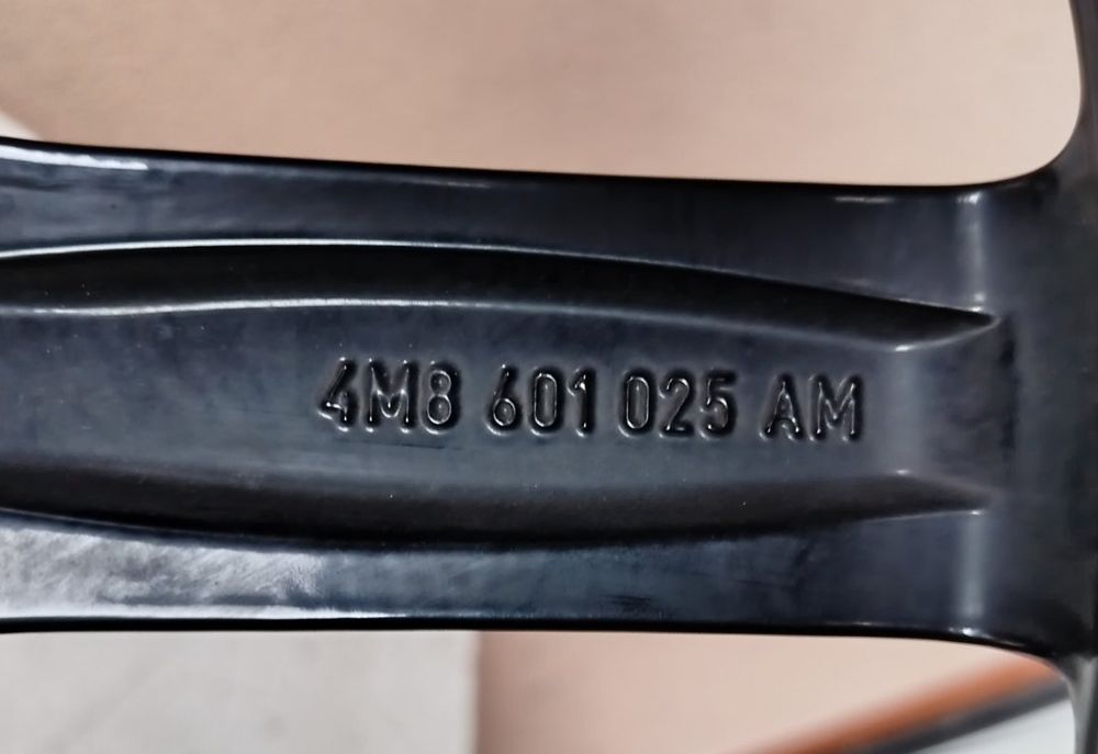 Оригинални джанти с гуми зимни 22 цола Audi Q8 SQ8 RSQ8