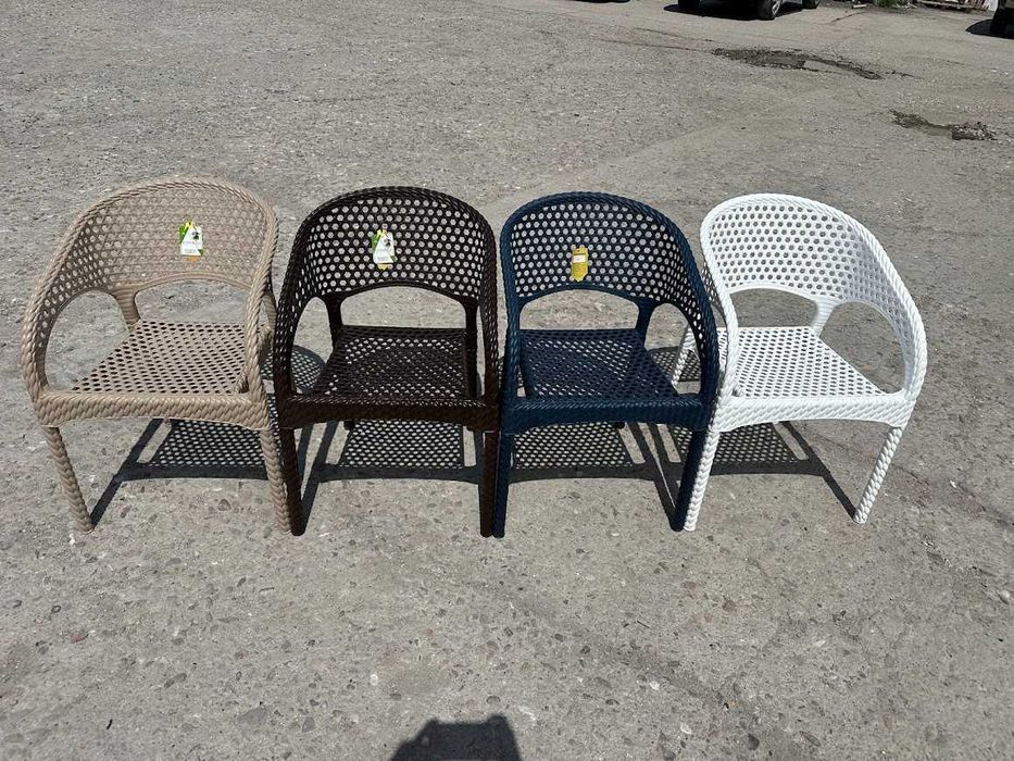 Пластмасови столове с метална подсилена конструкция