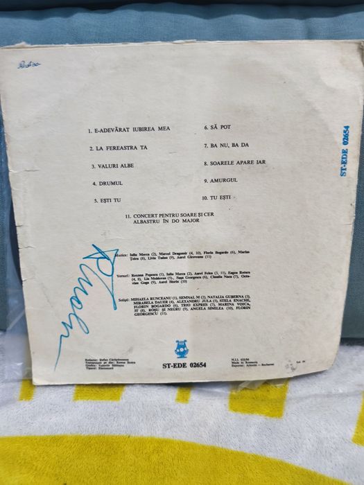 Vinil rar, estival top, Mihaela Runceanu, Semnal M, Roșu și negru