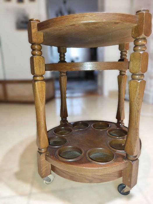 Masuta rotunda din stejar pentru colectie de bauturi