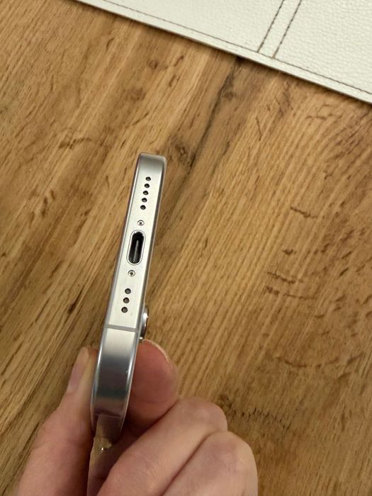 Коледен подарък iPhone 16 pro White 2 години гаранция