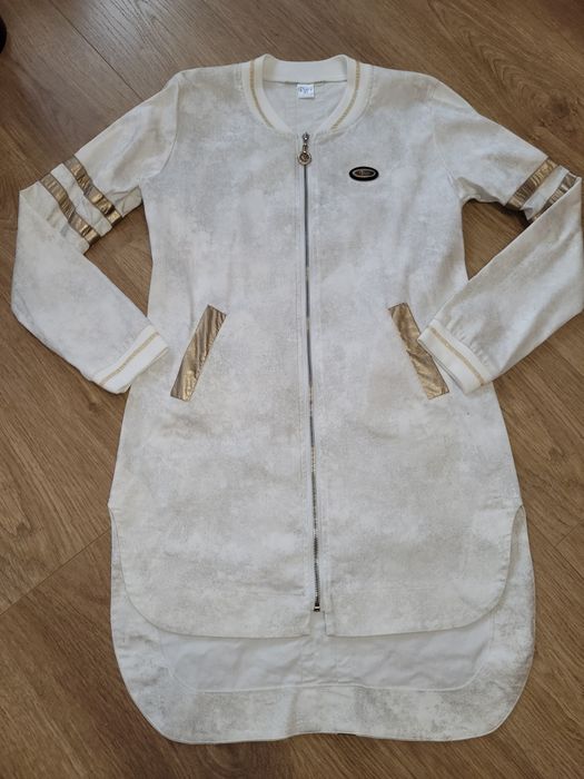 Бяло манто Lucy със златисти акценти