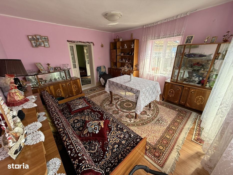 Casa central, Podu Iloaiei, la strada