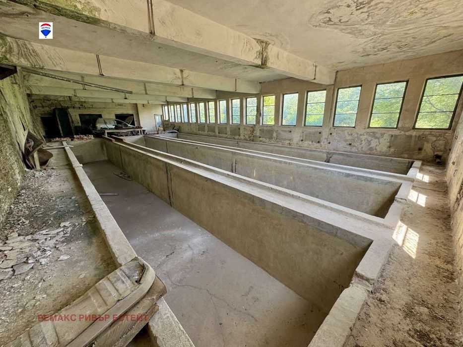 Продава се Промишлена сграда в с. Пиргово, Област Русе - 1424 кв.м за 245 €/кв.м - Снимка #4