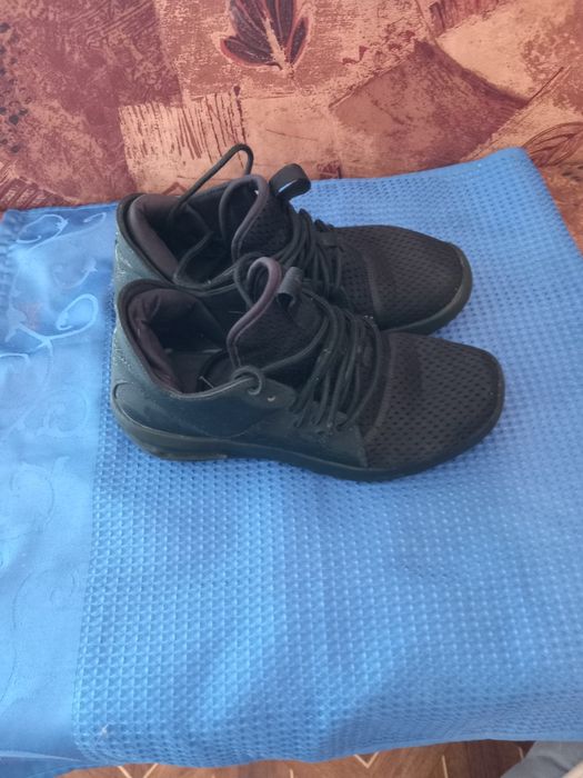 Универсални маратонки на Джордан.