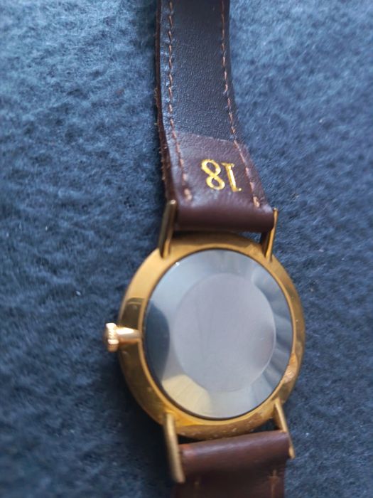 Ceas de mână vintage Poljot Luch De Luxe model rar,ultra-slim cu mecanism mecanic de 23 de rubine. 
Mecanism: Mecanic, cu întoarcere manuală (calibru