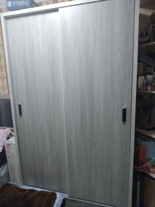 Односпальная кровать и шифонер