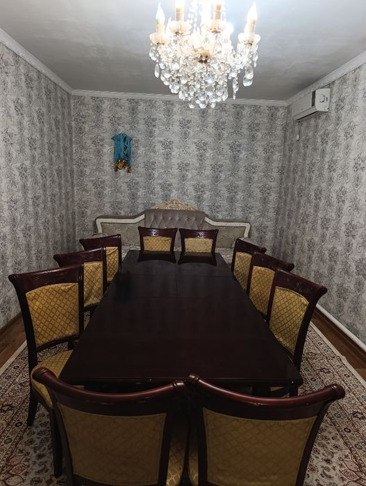 Стол и стулья из дерева