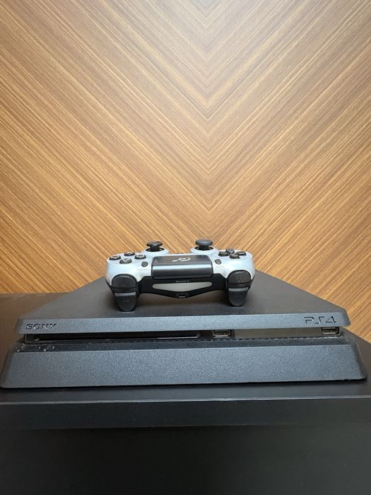Продам ps4 с джойстиком
