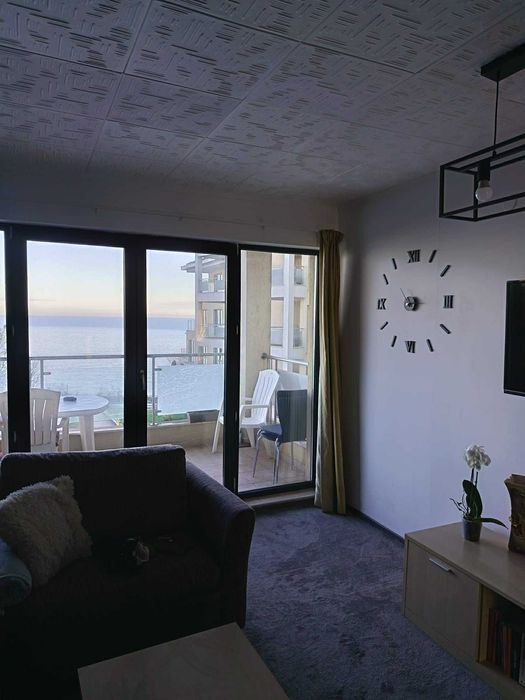 Продавам апартамент  на първо линия на морето в гр. Бяла