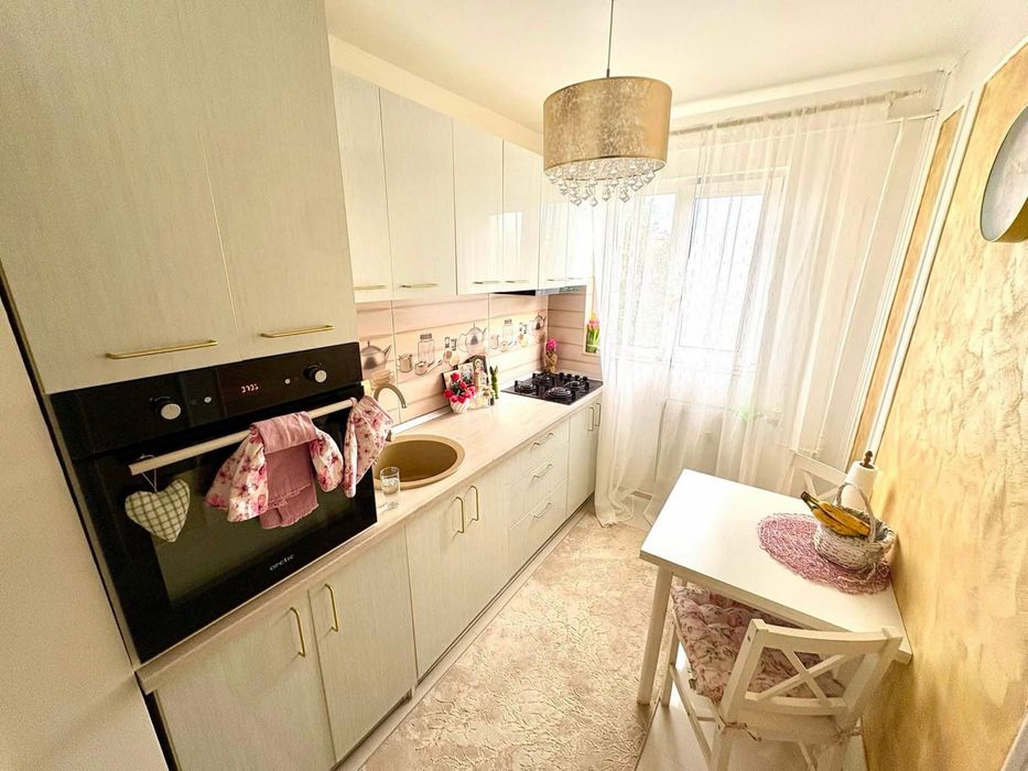 Se oferă spre vânzare un apartament de 2 camere semidecomandat, cu o suprafață utilă de 41,40 mp, plus balcon de 3,01 mp, situat in zona de vest.